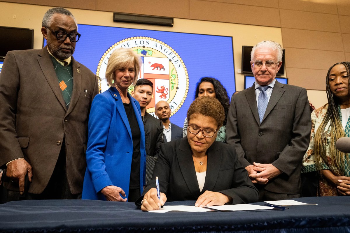 Video shows Mayor Karen Bass refuse to answer L.A. fires